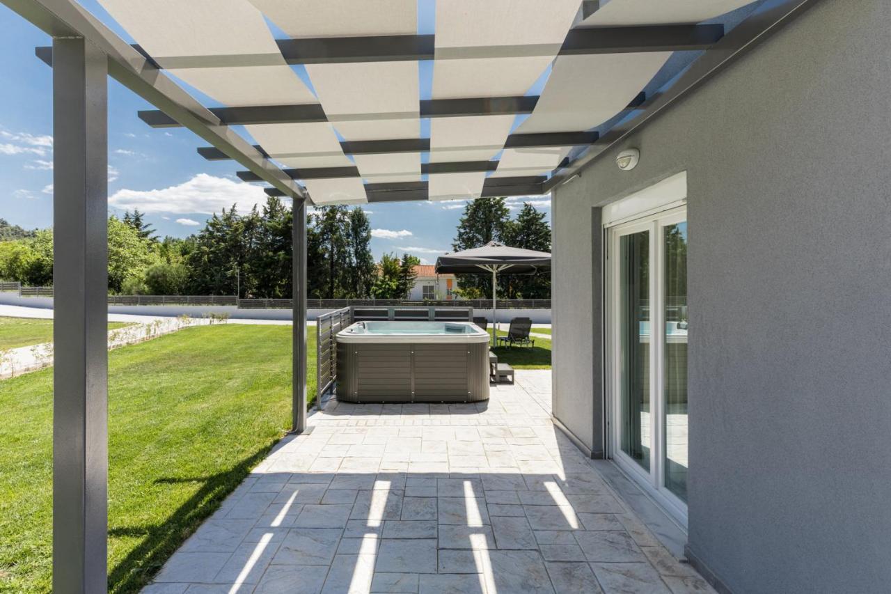 V Luxury Apartments Posidi מראה חיצוני תמונה