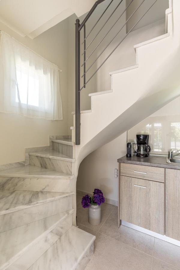 V Luxury Apartments Posidi מראה חיצוני תמונה